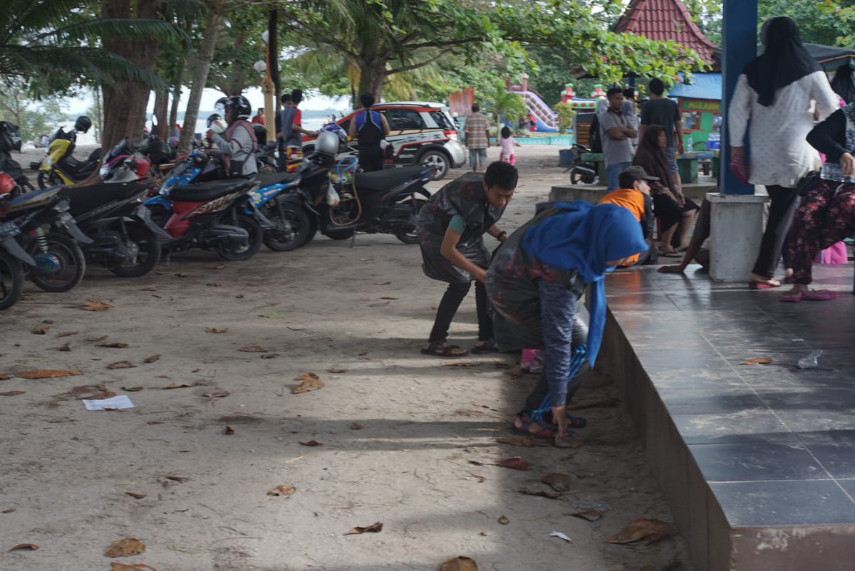 GAPABEL's tweet photo. Salam Muda, Militan, Pro Lingkungan

Kegiatan hari ini masih dalam rangkaian peringatan Hari Peduli Sampah Nasional 
Minggu, 24 Februari 2019 di Pantai Wisata Tanjung Pendam.

#Gapabel
#GapabelUntukNegeri
#BelitungBebasSampah
#HariPeduliSampahNasional2019
#HPSN
#Belitung https://t.co/4qThu9HwbF