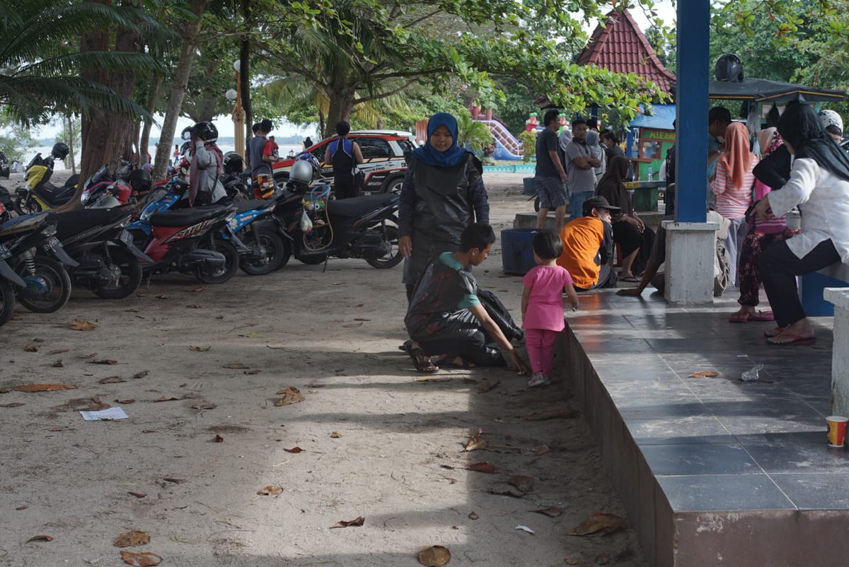 GAPABEL's tweet photo. Salam Muda, Militan, Pro Lingkungan

Kegiatan hari ini masih dalam rangkaian peringatan Hari Peduli Sampah Nasional 
Minggu, 24 Februari 2019 di Pantai Wisata Tanjung Pendam.

#Gapabel
#GapabelUntukNegeri
#BelitungBebasSampah
#HariPeduliSampahNasional2019
#HPSN
#Belitung https://t.co/5UcmBWKQLj