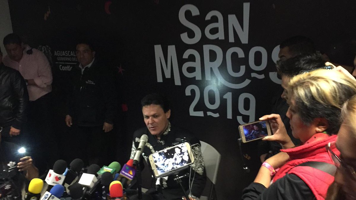 SAPSGrupero's tweet photo. Pedro Fernandez @pedro_fer 🤠 minutos antes de su presentación en la elección de la Reina de la Feria San Marcos @FNSM_Oficial 💯👑🏆 hablando de su #40tour #CoberturaSAPS https://t.co/r5NObwHV0R