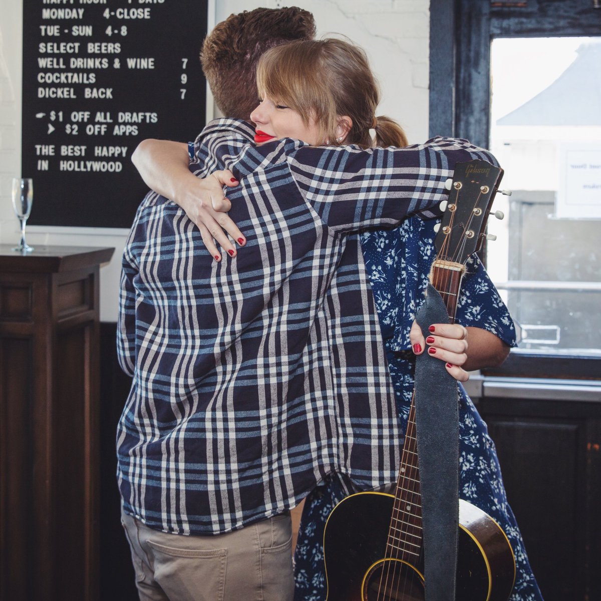 alexandergold's tweet image. She came, she sang, I’m dead. 😱

instagram.com/p/BuP3rIfH19e/