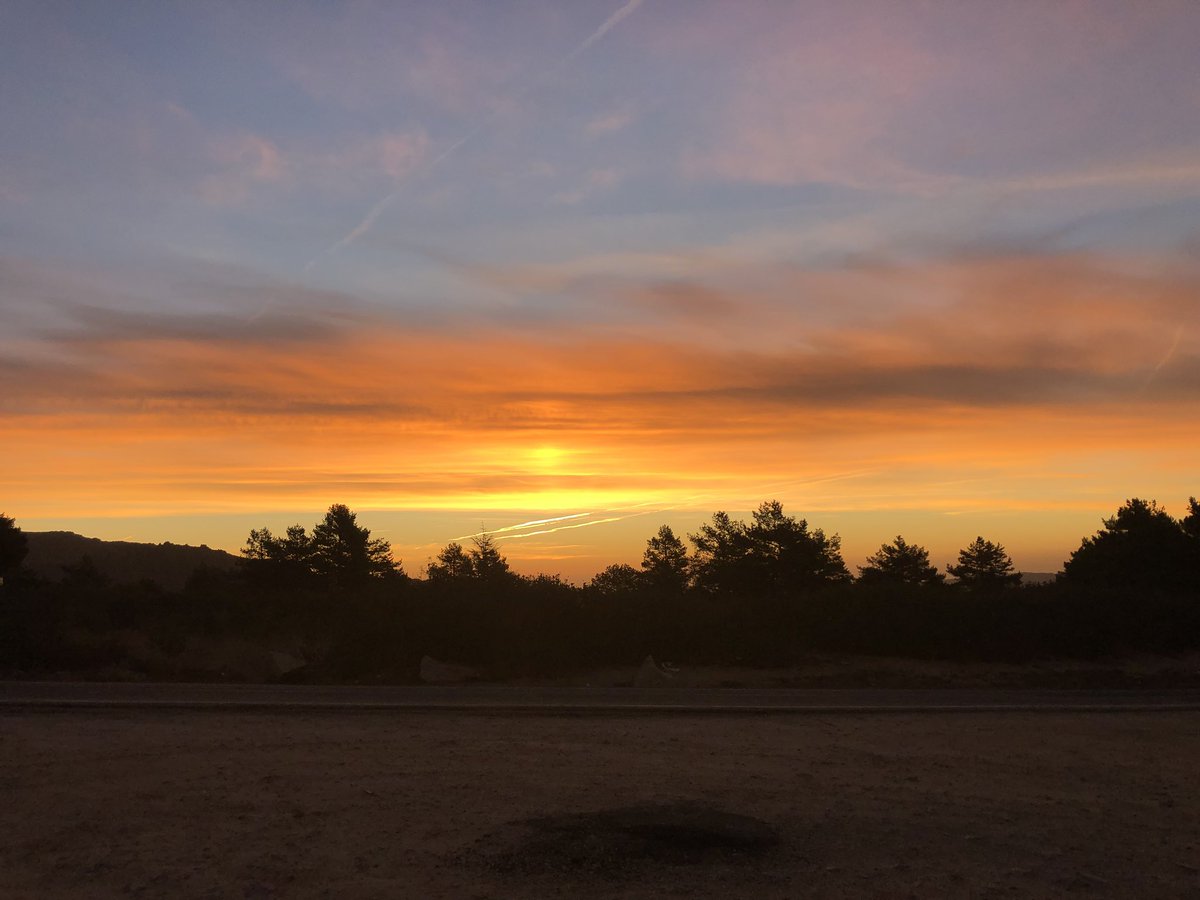 Tractortrail's tweet photo. #ComparteTuAmanecer de #Voluntario en@la #trebol del club @Todovertical ánimo a todos los corredores buena mañana a todos @martiscabrilla @20run17 @trailjulian @Beatrizxy https://t.co/jKPDcd1A2S