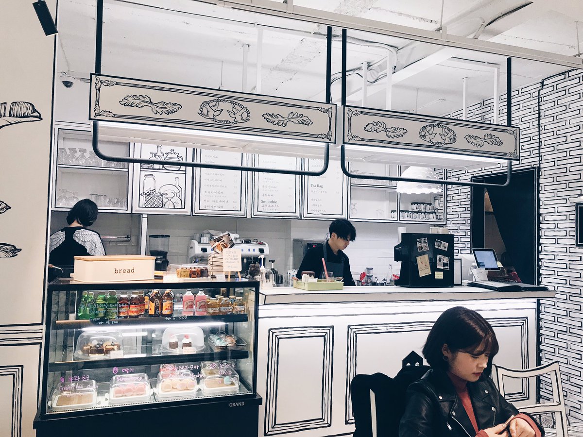 tripnapainai's tweet photo. CAFE 연남동223-14 คาเฟ่ฮอตย่านฮงแด ที่ตกแต่งสไตล์ลายเส้นการ์ตูน 2D  ทั้งหน้าต่าง โต๊ะ เก้าอี้ เก๋มาก เหมือนหลุดเข้าไปในโลกการ์ตูนจริงๆ เครื่องดื่ม-ขนมก็อร่อย สายคาเฟ่ควรมา! 

📍Hongik U. Exit 3 เสิร์ชชื่อร้านใน Naver เดินตาม Map ~ 10-15 นาที

@aroii @Review_korea #รีวิวคาเฟ่ https://t.co/QhJ5oYhhGh