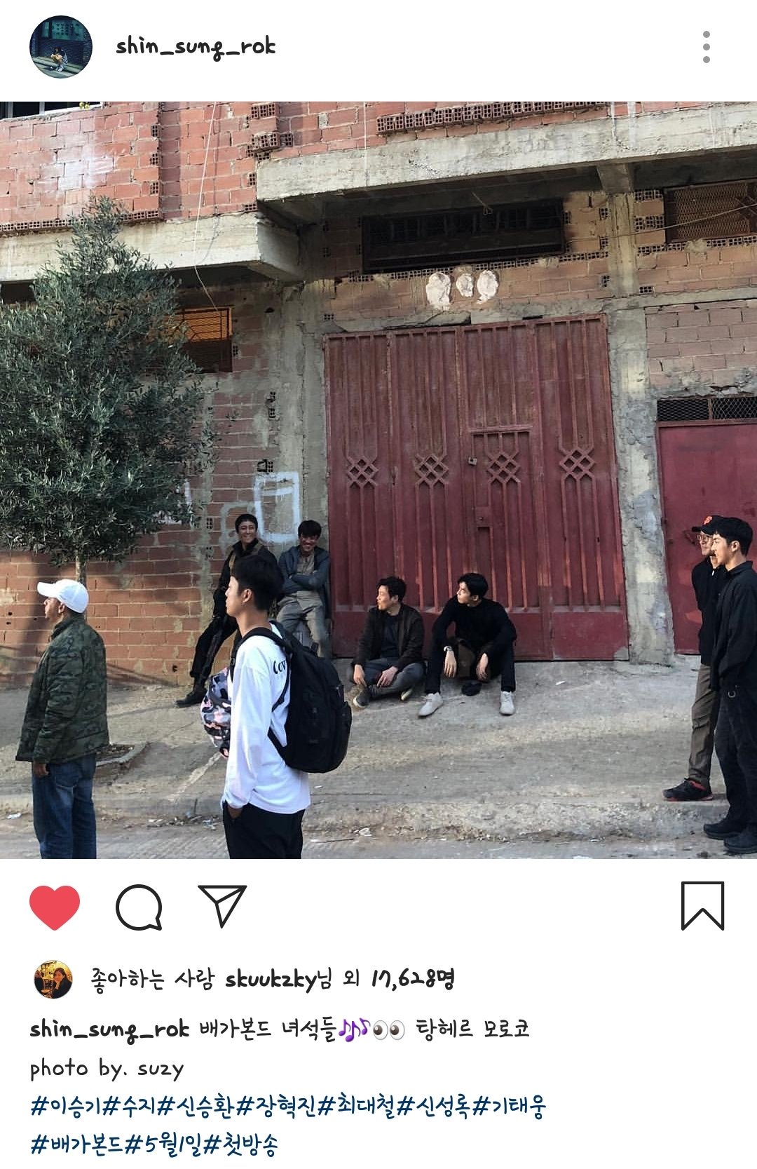 D0JB3esVAAAtH-D.jpg:large