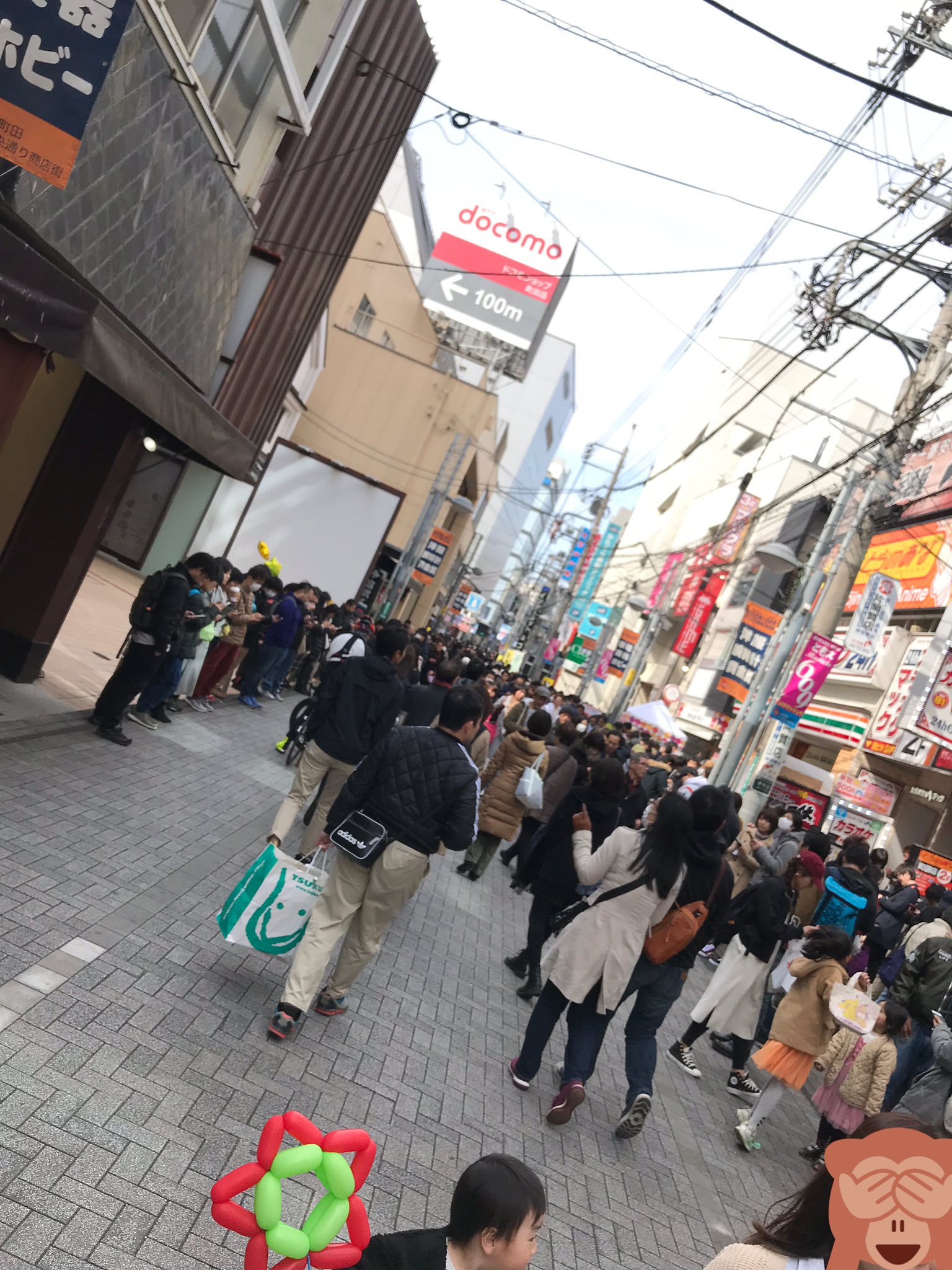 西尾大二郎 ダイジー Twitterren 町田のポケモンgoロードすげーな ここから町田駅まで携帯見てる人だらけで道が 若い子から親世代まで幅広いし ここまで熱狂させられるのもすごい 頼むから携帯見ながら歩くのだけは止めてくれ