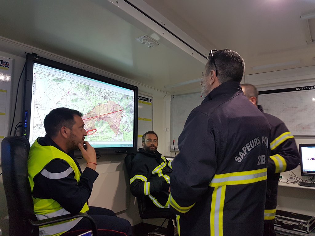 pbt357's tweet photo. Feu de #Calenzana les @PompiersFR du @sdis2b engagés sur les #forêts de la Flatta et Sambuccu environ 500 ha de brûlés.Mise en place du #PCSite Remarquez le taux d’humidité relative à 8% #IIFF #FDF #Feudeforêt #corsica https://t.co/1zV0h7tyzO