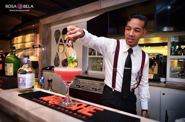 What’s shaking? From classic cocktails to tailored-to-you creations, it’s all in the mix at @itatiloungebar 💜🍷
_
#eeuu #usa #miami #florida #usa #miami #florida #miamibeach #cocktail #cocktails #saturdaynight #puertoordaz #venezuela #vzla #ve #caracas #ccs #HotelRosaBela