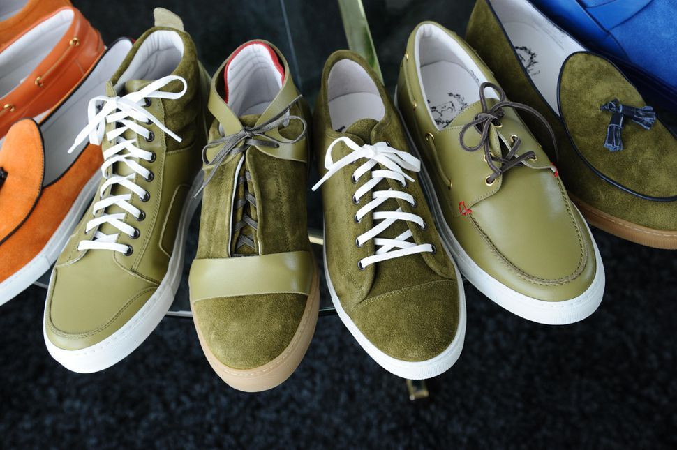 ITfluence_en's tweet image. Alphabet's Verily is working on smart shoes to track weight and detect falls buff.ly/2XfGMt4