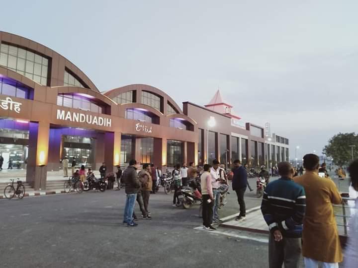sri9011's tweet photo. #56InchKe56Mahine Manduadih Railway Station of Varanasi #WhyModi #MeendumModi #5YearsChallenge https://t.co/9NXOACbGJj