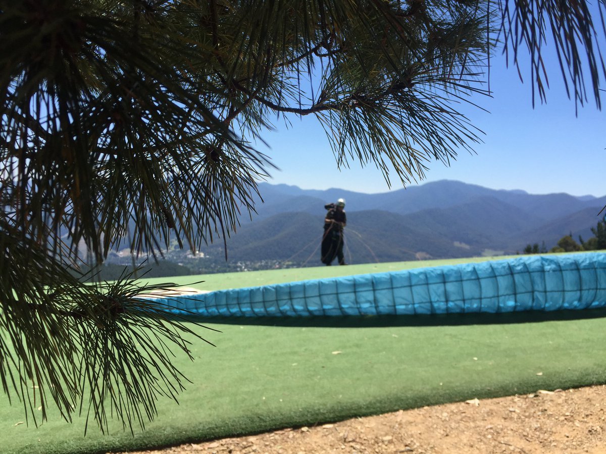 FlightActive's tweet image. Can’t complain about this glorious weather - it’s been some fantastic flying here! #paragliding #mountains #blueskies #adventures #australia #photography