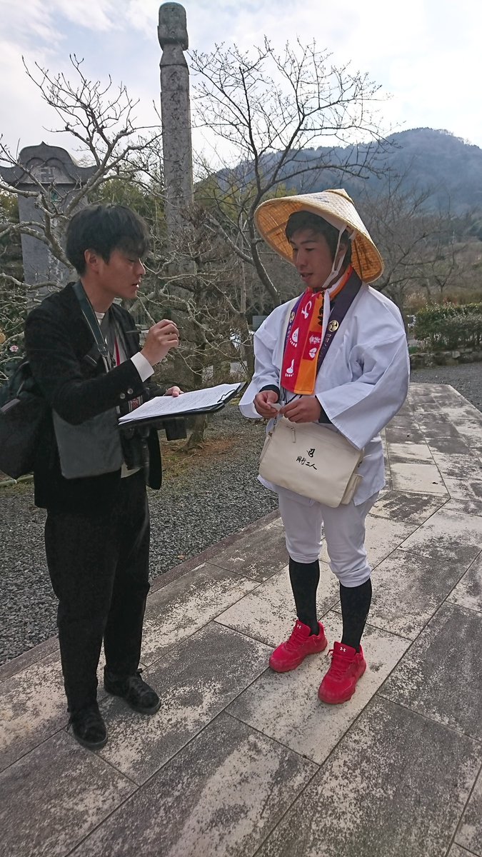 mappy_e's tweet photo. 遍路チーム😊
三坂峠から山を降り、浄瑠璃寺、八坂寺をお参りし、無事に選手寮まで歩き切ることができました！
約10㎞を歩いた #萩原拓光選手 #平松航選手 ちゃっかり、取材も受けちゃったりして😁
試合でもいいプレーを期待してます！ https://t.co/sAT59XcRd9