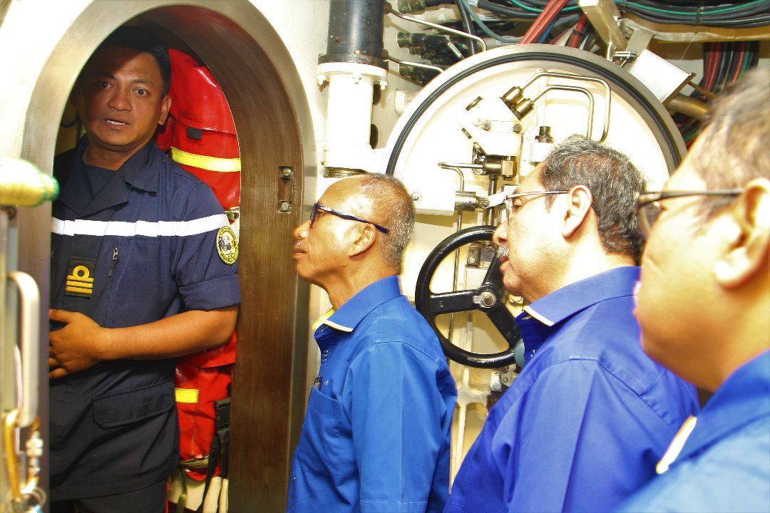 Lawatan kerja Ketua Pengarah Kerja Raya Malaysia <a href="/RoslanMdTaha/">Roslan Md Taha</a> &amp; delegasi JKR ke Pangkalan TLDM Kota Kinabalu pagi ini. Program lawatan memberi fokus kpd perancangan &amp; pelaksanaan pembangunan pangkalan. Delegasi turut dibawa melawat kapal selam negara. #Kesiagaan #NavyPeople