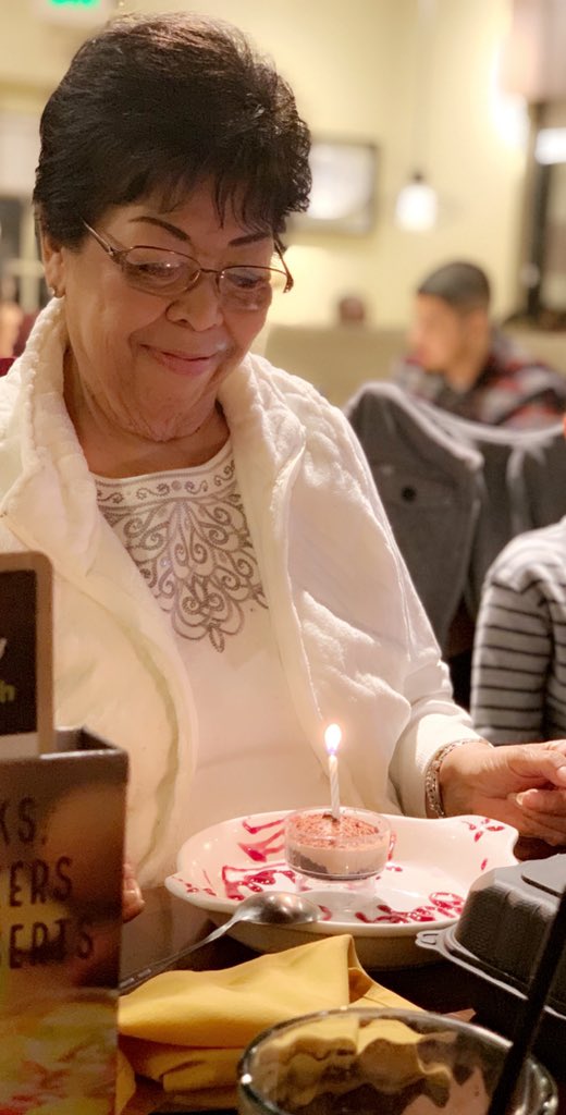 RISE2ITPRO_DRH's tweet image. Get you a significant other that looks at you like my Tia looks at her birthday dessert 😂 #Forreals