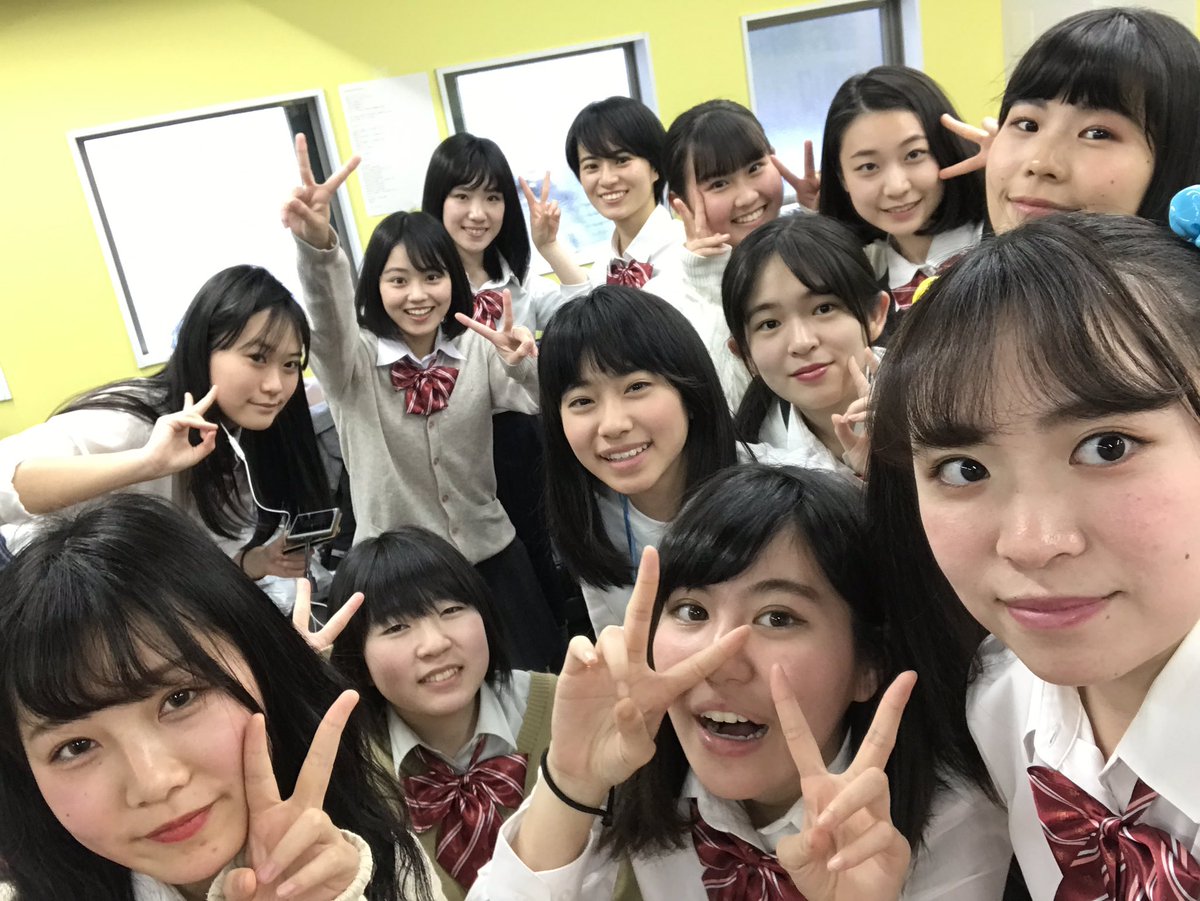 jea_info's tweet photo. 【GO ONE ACT】
ゲネプロ終わりの中田クラスです(^O^)女の子が多いです！女子校みたいですね❣️中田先生がひょっこりしてます笑
#GOONEACT #演技 #JEA https://t.co/B5iwnFP1Ok
