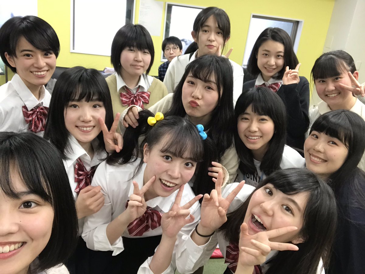 jea_info's tweet photo. 【GO ONE ACT】
ゲネプロ終わりの中田クラスです(^O^)女の子が多いです！女子校みたいですね❣️中田先生がひょっこりしてます笑
#GOONEACT #演技 #JEA https://t.co/B5iwnFP1Ok