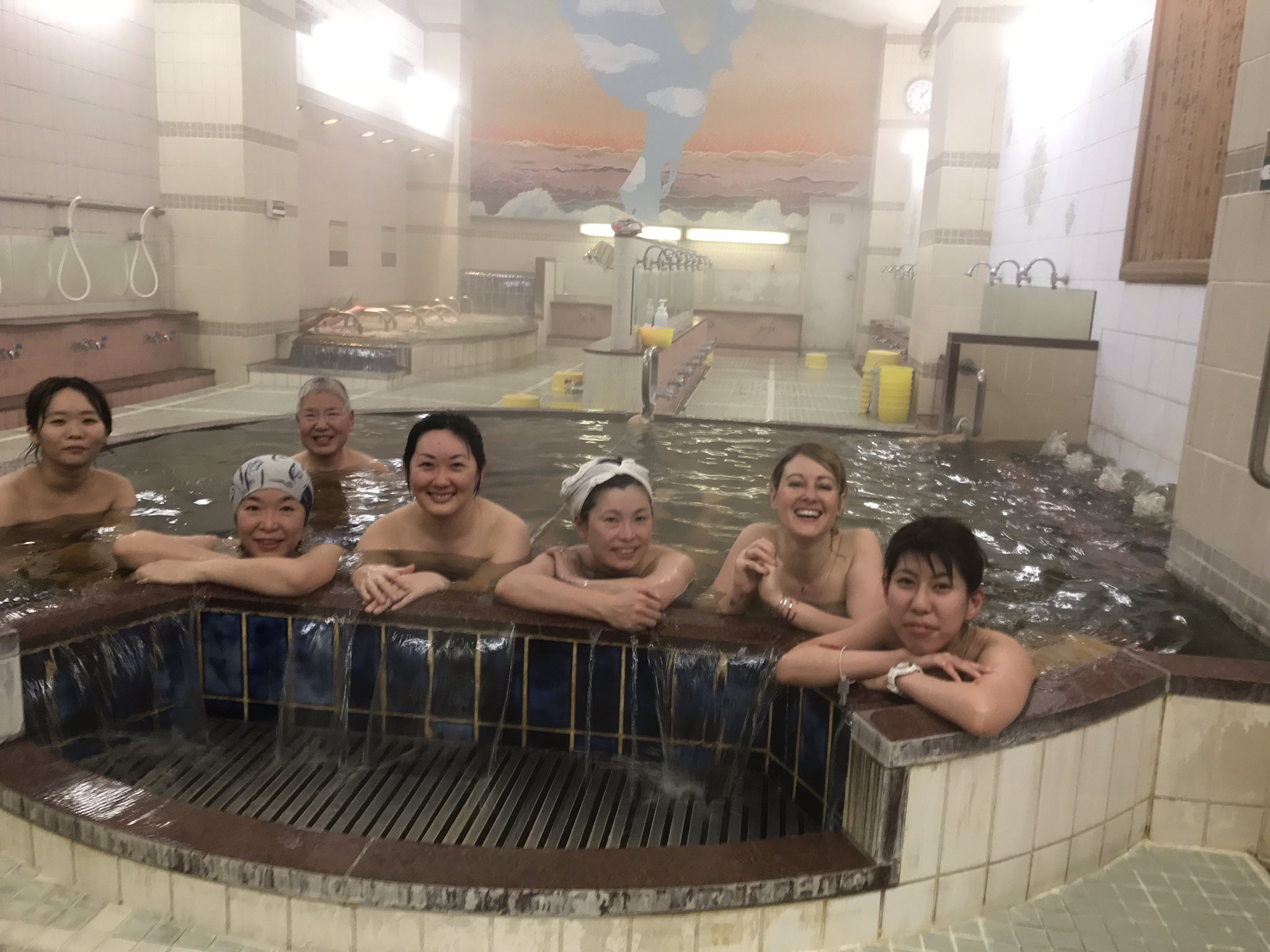 銭湯 女湯 Happy bath time !! 🌿 🛁 🧖‍♀️💞 今日中野区の松本湯で銭湯大楽のイベントが行いました。  イベントの後皆さまと楽しく漢方のお風呂に入りました。 女湯で貴重な記念写真を撮らせていただきました。 . Talk show event &  medicinal ...