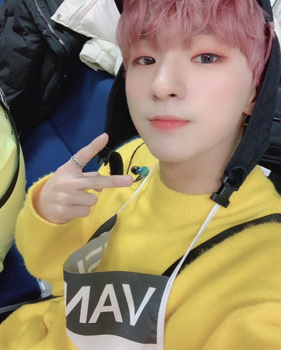 [#혜성] 오늘은 인.기.가.요! 바뀐 머리색 어떤가요? 변신한 모습을 무대에서 멋지게 보여드리겠습니다!
오늘도 응원해주시는 우리 팬들 날씨추우니깐 옷 따뜻하게 입고 핫팩은 필수! 목캔디도 필수! 오늘도 재미있게  배로 두배로 놀아요!!