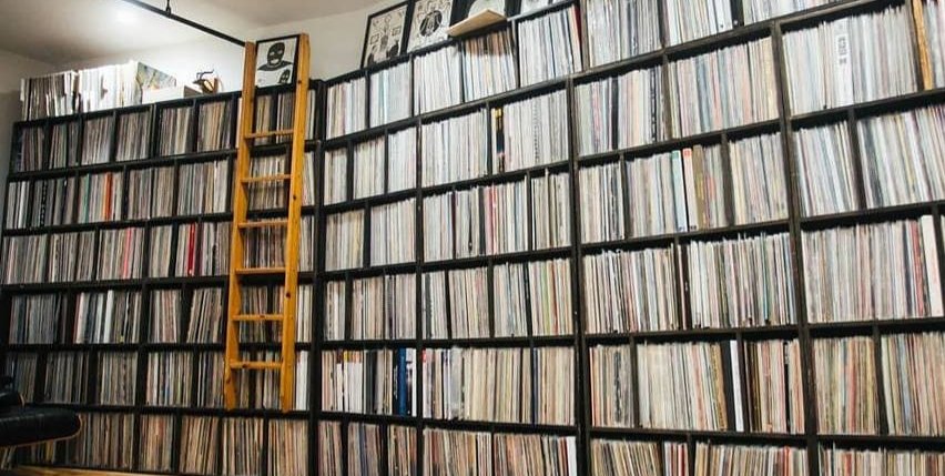 Addiction_ers's tweet image. According to legend, #RobertPalmer&apos;s #CompassPoint condo had a wall to ceiling #vinyl collection with an old fashioned library ladder.

#Mindblowing, but true according to eye witnesses... 🤯😍🤩