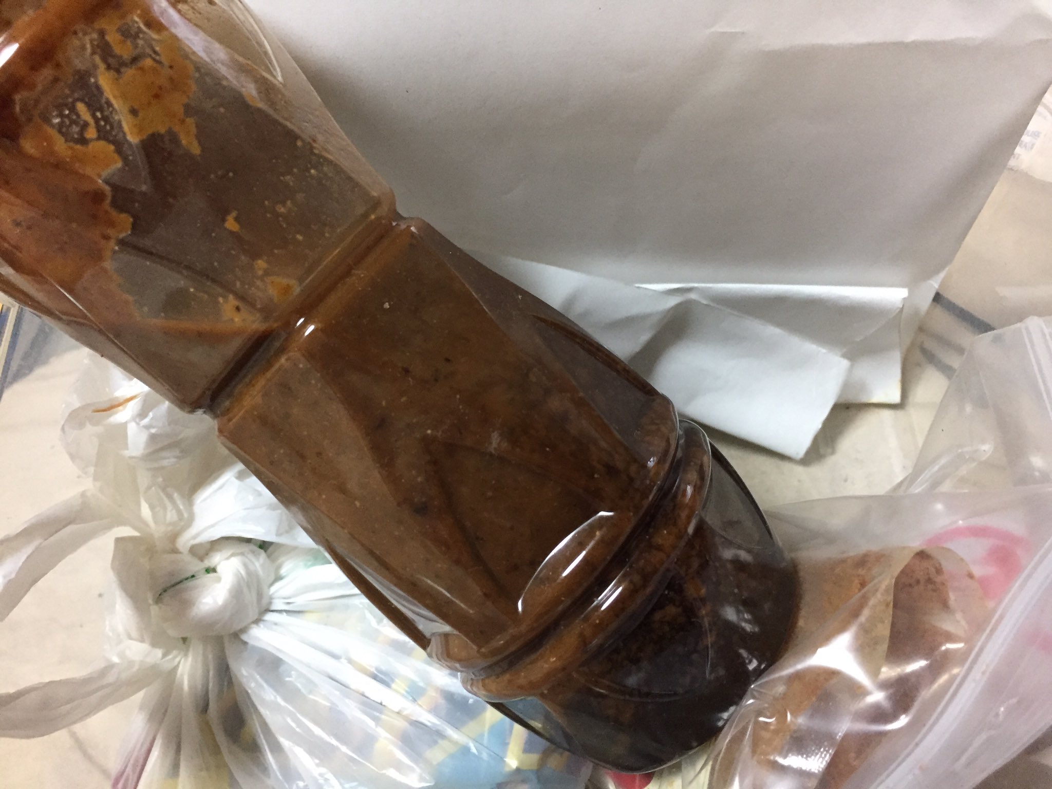山下 自作集魚剤 アミノ酸中心に魚の好きそうなものもろもろを塩辛にしたもので効果のほどはまだわからないがこれを喰った魚をわたしが喰うのか と考えるとひどくフクザツなきぶんである 集魚剤 釣り 海上釣堀 T Co Snugfiasch Twitter
