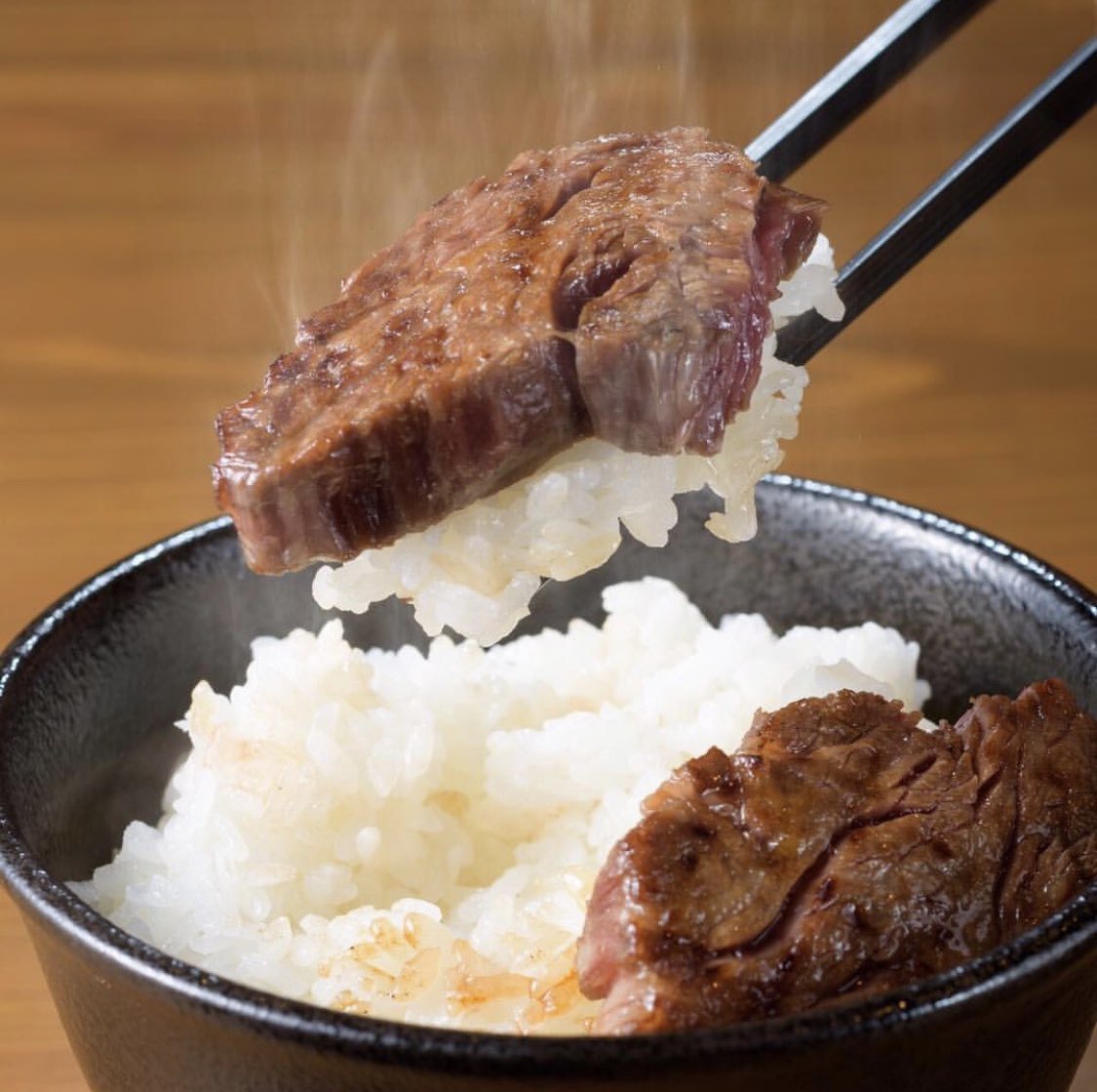 牛恋 全身からオーラを放ちながら リブマキ は白米の上にダイブした この オンザライス システムは世界中から愛されているだろう 牛恋 恋ノ輔