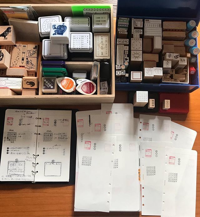 neromin1's tweet photo. 手の空いた時間を見計らって #判子 ぺたぺた仕込み中
#knoxbrain のナローサイズは薄くて軽いので日々の体調、食事などの覚え書きや外出先でのメモ用に。
・
・
#stamp #はんこ https://t.co/BWvo0wqQkA https://t.co/hsghfDJ5Jd