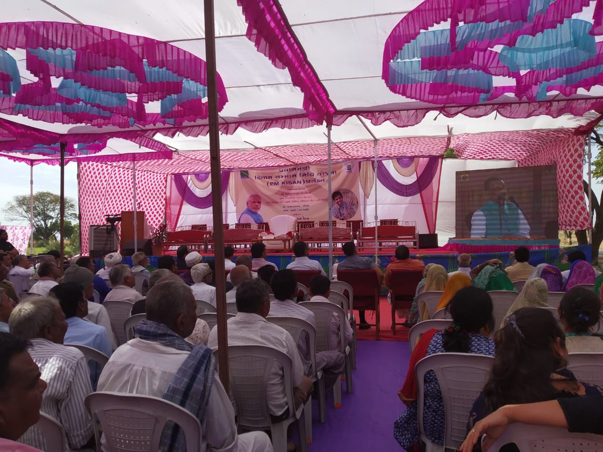 SDMDholka's tweet photo. મા. પ્રધાનમંત્રીશ્રી દ્વારા મન કી બાત અને ગોરખપુર ખાતેથી પી એમ કિસાન સન્માન નિધિના લોકાર્પણના જીવંત પ્રસારણ કાર્યક્રમ હેઠળ કેન્દ્રીયમંત્રી મનસુખભાઇ માંડાવીયા સહ સઁગઠનના હોદેદારો અને વિશાળ સઁખ્યામા ખેડૂતભાઈઓની નોંધપાત્ર હાજરી..@BhupendraSinh1 @CollectorAhd @pkumarias @CMOGuj https://t.co/gdnb92QEC7