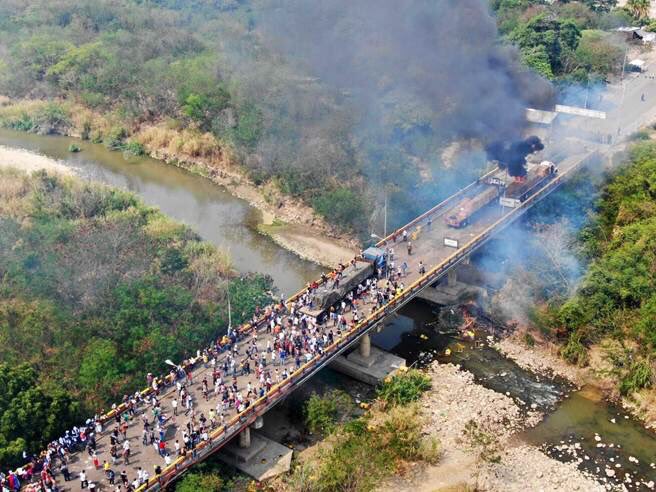 ট ইট র Mischa 白胡子爷爷说国家安全顾问博尔顿 蒙面暴徒 被实弹射杀的平民 以及对盛载急需的食物和药品的卡车的焚烧 这是马杜罗对和平帮助委内瑞拉人的努力的回应 现在依然承认马杜罗政权的国家应该注意下他们在支持些什么人