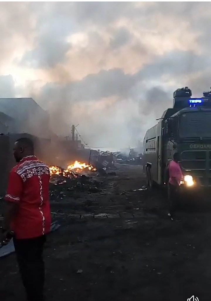 MimiMefoInfo's tweet photo. Several shops at the Douala Congo market have been razed by flames today. 
The incident broke out at 11pm last night, and rapidly spread to several shops before fire fighters could intervene. 
Enormous material loss has been recorded.

MMI https://t.co/qtZ5OfzeZS