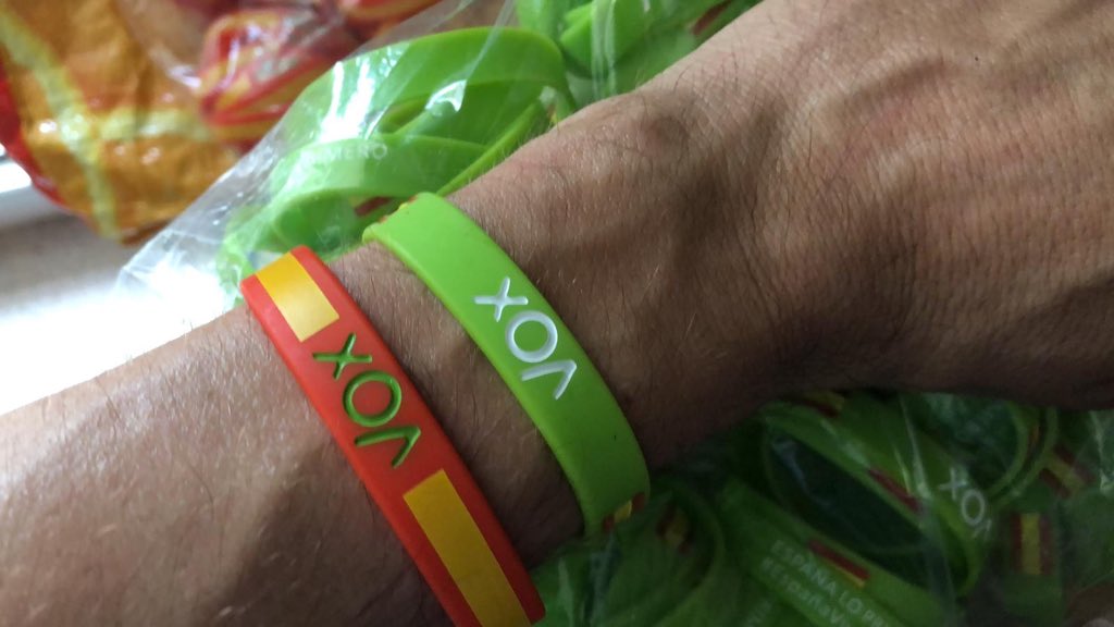 desencadenar Timor Oriental ven VOX Jóvenes 🇪🇸 on Twitter: "¡Mañana todos a clase con la pulsera de VOX!  🇪🇸 ✓ Haz una foto. ✓ Súbela a Twitter con el HT #YoSoyDeVox y  #YoTambiénLaLlevo 🔃 DIFUNDE y RT" / Twitter