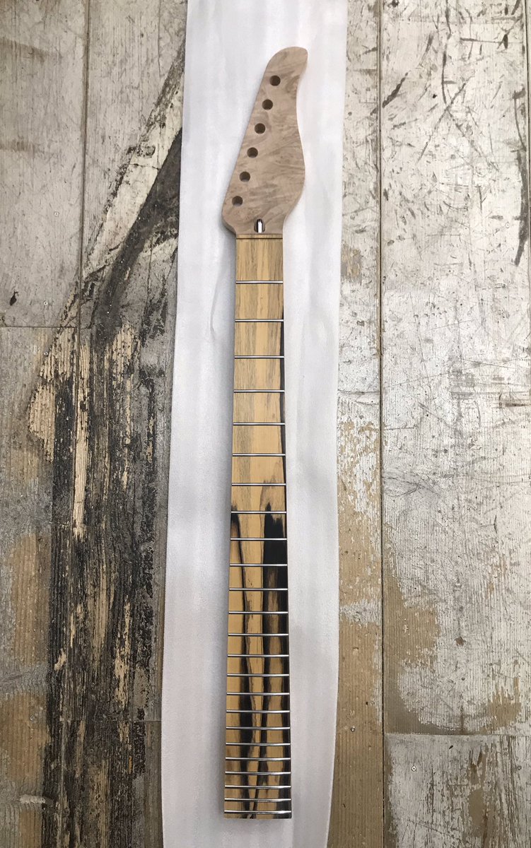 ペールムーンエボニー指板1枚 ペールムーンエボニー指板のSOTTILEを製造中！ #dragonflyguitar