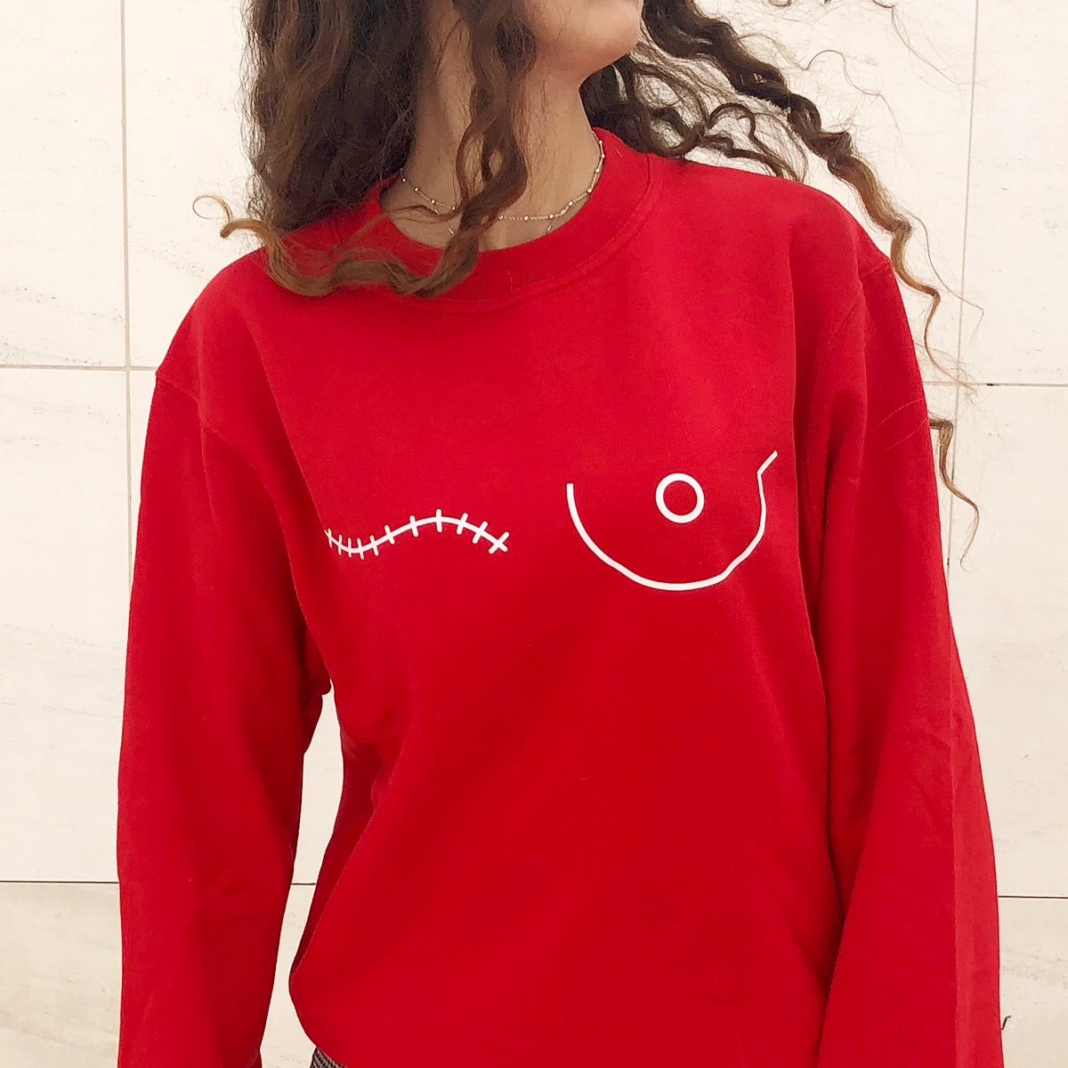 savethemama_org's tweet photo. La sudadera perfecta para los días fesquitos. ❤️ Afelpadita por dentro y 100% solidaria con el cáncer de mama. 👉 Disponible en https://t.co/3m5xaXDPMp en dos versiones: con cicatriz izquierda y cicatriz derecha. 😍 #cancerdemama #savethemama https://t.co/8t7R55utBa
