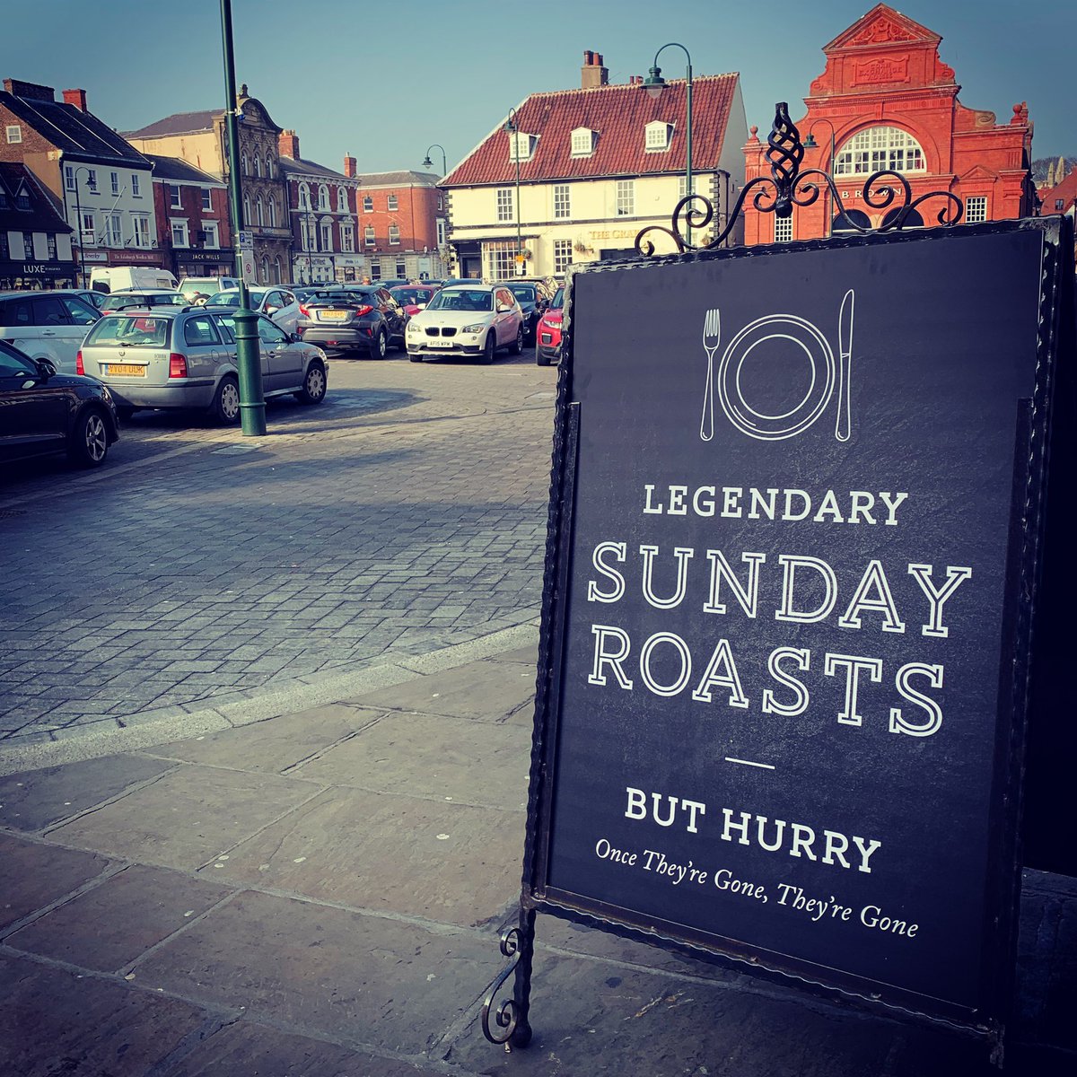 Who is joining us for a Sunny Sunday Roast today?!☀️
We have Beef, Pork, chicken and vegetarian roasts available..be quick before we sell out!!!😋