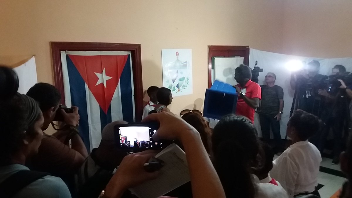 7.00 am y 25 mil colegios en #Cuba disponen sus urnas para que los ciudadanos   participen con su voto en el #ReferendoConstitucional.
#SomosCuba #SomosContinuidad #CubaVotaSi