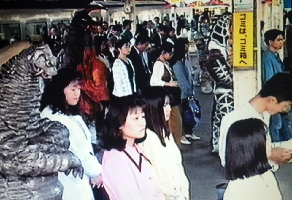 1994年にJRが制作したという「ウルトラマン特別編 さわやかマナー」を