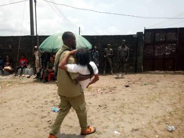 ManUtdInPidgin's tweet photo. Shey you remember NYSC corper wey rescue hin colleague in Nigeria yesterday? 

Hin name na ADAJI OMONU
Na Manchester United fan 🔴🔴🔴

This deserve pass 1000 likes ❤️

Whether #AtikuIsWinning or #BuhariIsWinning, we gats hail this guy! Na hero! 👑 

#MUNLIV https://t.co/ukPQJAmMqw