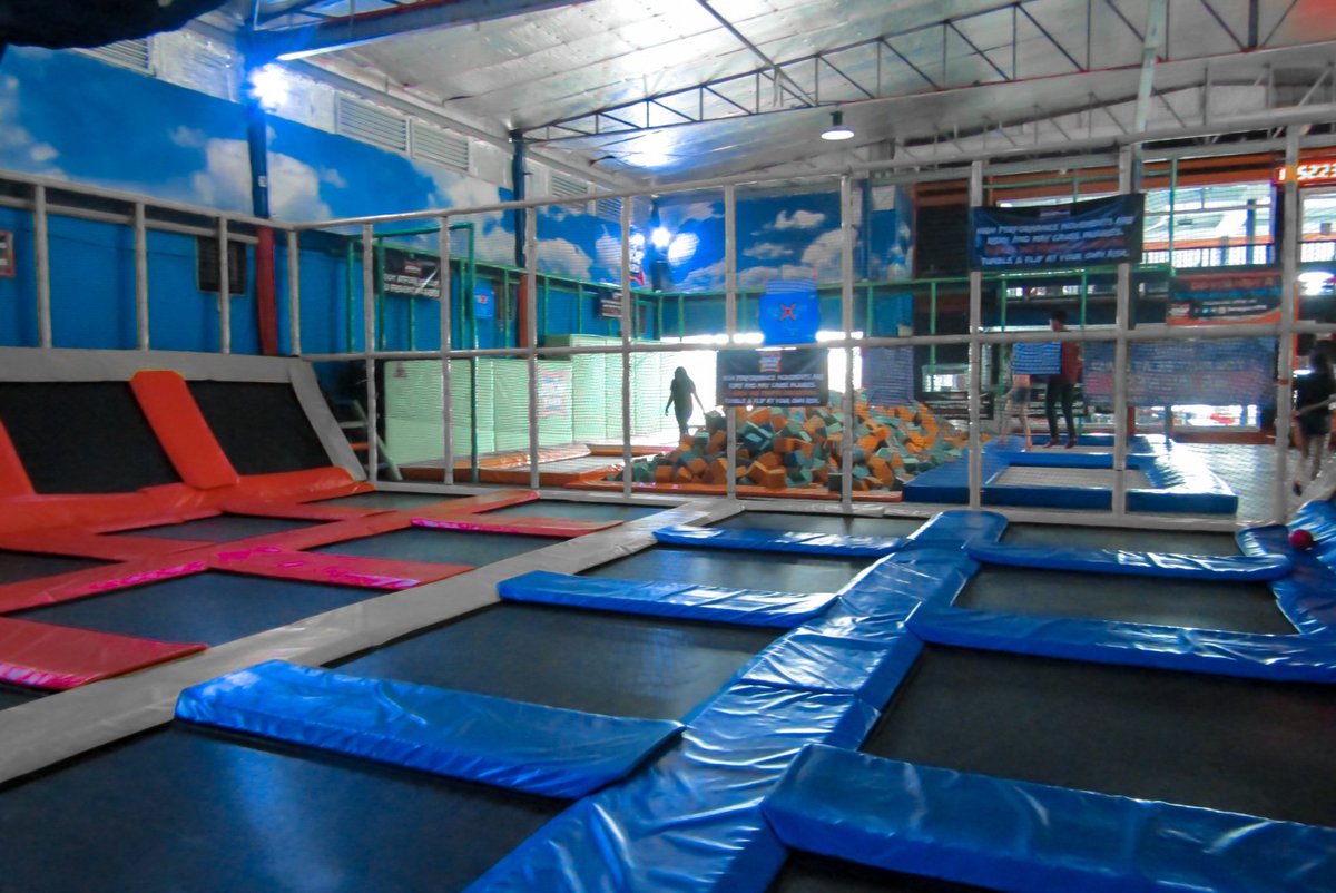 rosiembalasi's tweet photo. Guys! Ang saya dito punta kayo 😂 magtata-talon kayo hangga't gusto nyo. Kaya lang wala pang 10 minutes, hiningal na ako HAHAHAHAHAHAHAHA #jumpyard https://t.co/1OCqTU30Pr