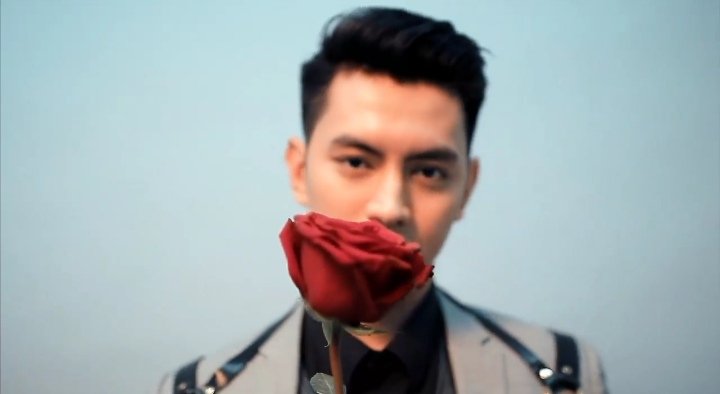 margxzin's tweet photo. Ang pogi ng beybeh @roigie mo po! 😍😍❤️ @maxinejiji https://t.co/y4WRprSlgT