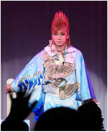 Hossy 在 Twitter 上 大衆演劇絡みの依頼受けてからなんとなくぐぐって一度は観てみないとって思ってるけどファンの推し演者へのおひねり渡しのまるでデコレーションするかのように万札綺麗に衣装に挟むスタイル改めてすごいなーって T Co Jdkw46j9ls Twitter