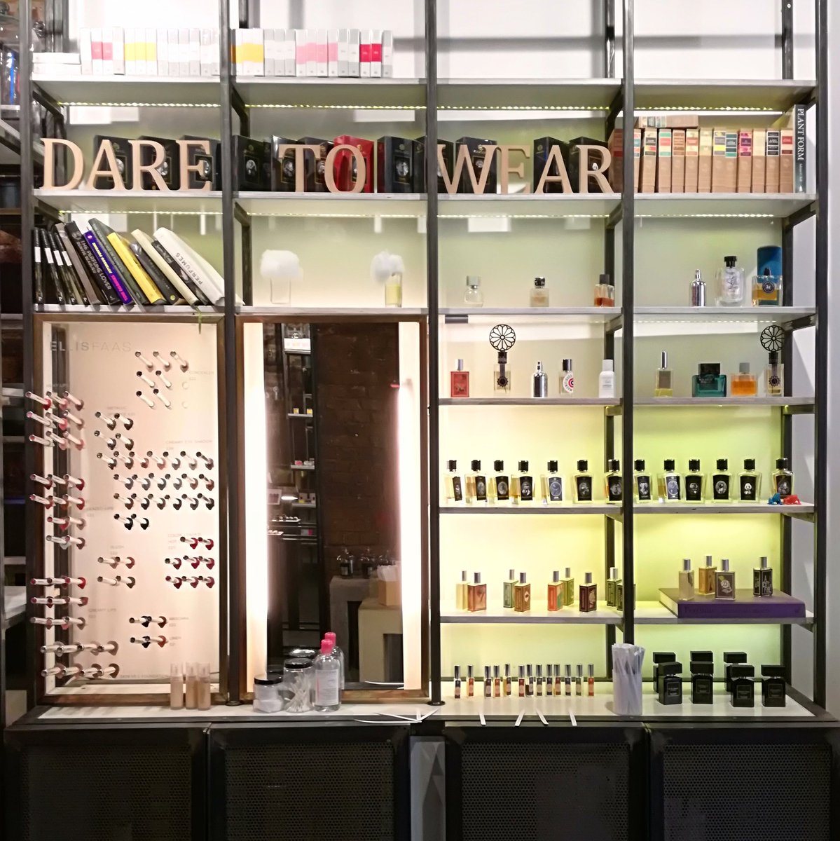 casaessenziera's tweet photo. Dare to Wear Perfume Library
#bloomperfumery #london
#smelldifferent https://t.co/nMR9vRgUud