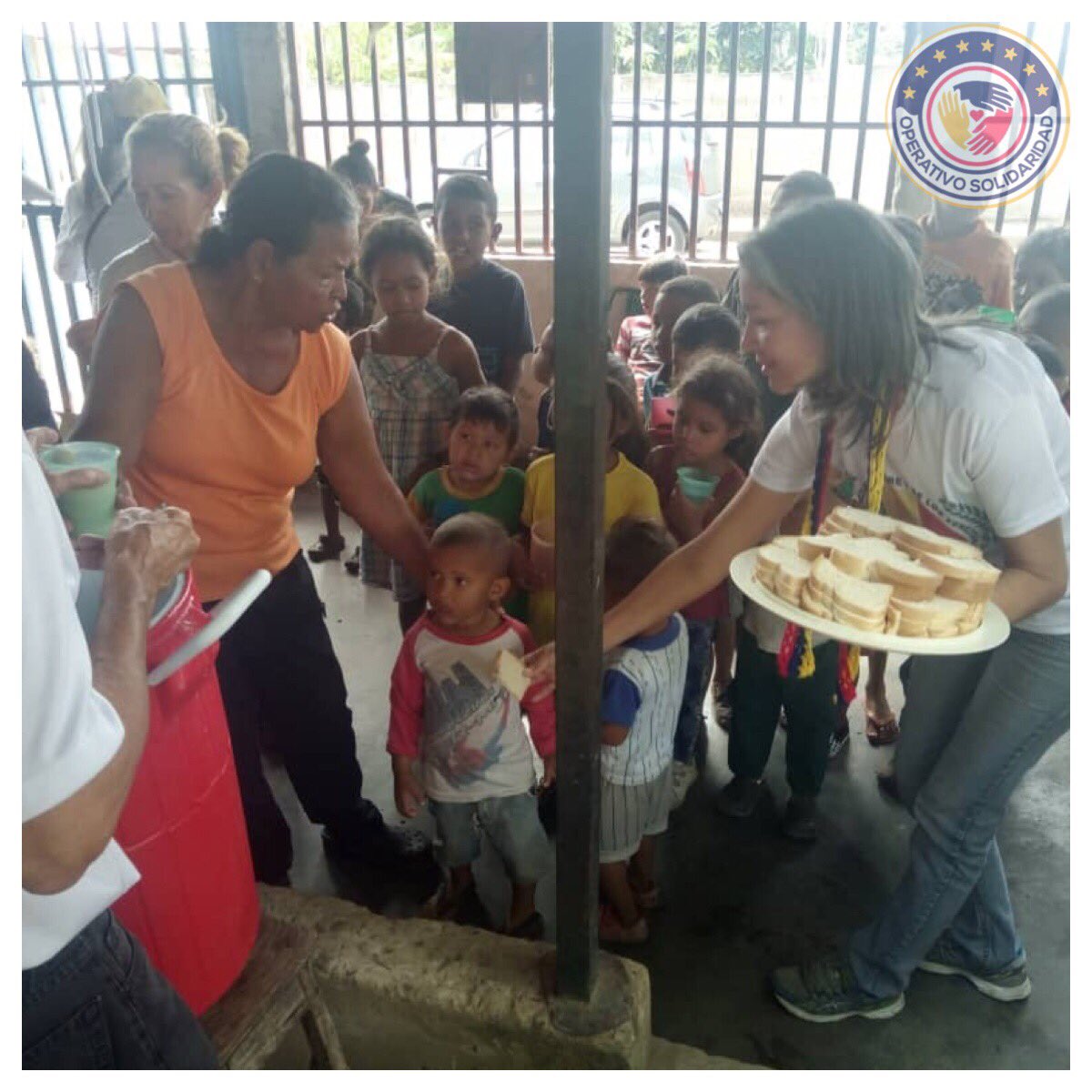 diana_dagostino's tweet photo. ESTAMOS EN BOLÍVAR! Con las caritas de la esperanza,iniciamos nuestra jornada solidaria de hoy #24Feb en el sector José Tadeo Monagas,donde estamos alimentando a 118 niños con el  #VasoSolidario🥛 La #AyudaHumanitaria no es una limosna,es un clamor por las vidas que hay q salvar! https://t.co/JYqqubJLvm