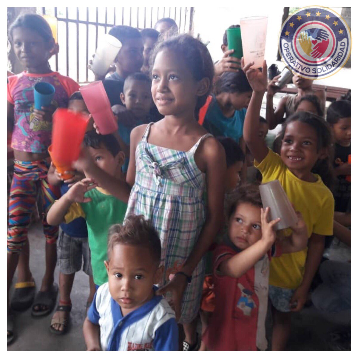 diana_dagostino's tweet photo. ESTAMOS EN BOLÍVAR! Con las caritas de la esperanza,iniciamos nuestra jornada solidaria de hoy #24Feb en el sector José Tadeo Monagas,donde estamos alimentando a 118 niños con el  #VasoSolidario🥛 La #AyudaHumanitaria no es una limosna,es un clamor por las vidas que hay q salvar! https://t.co/JYqqubJLvm