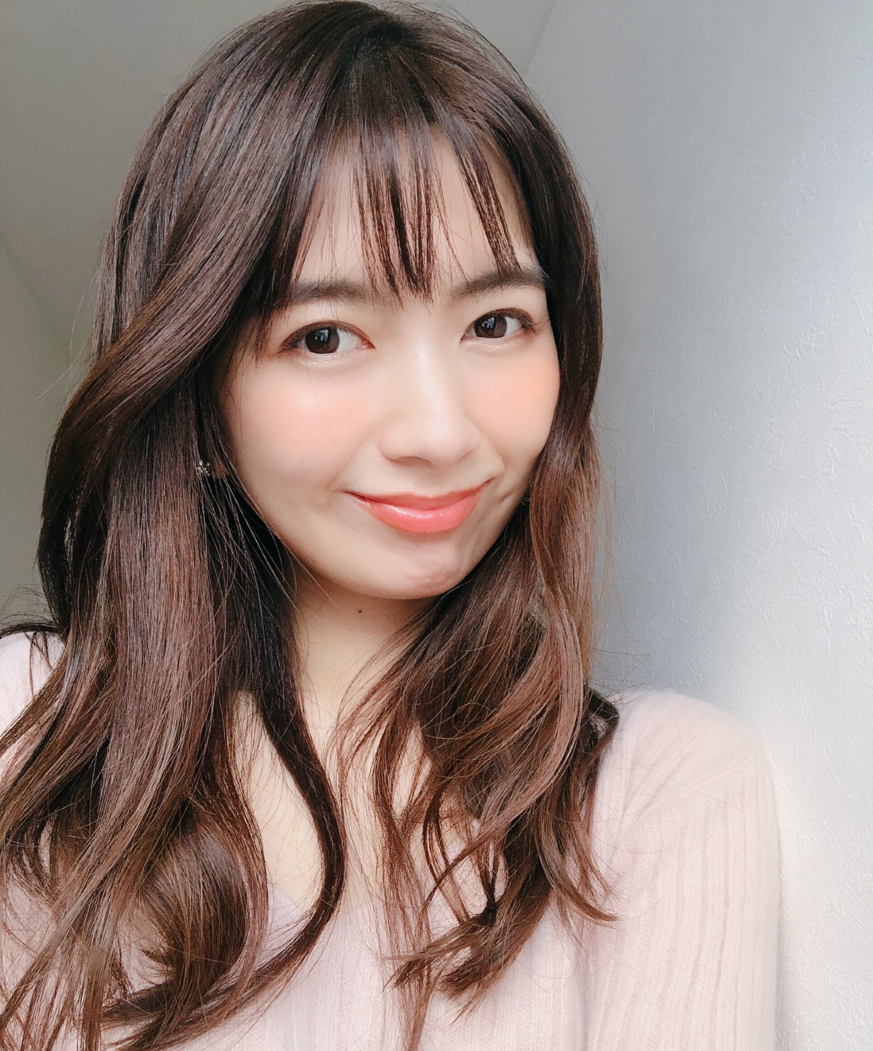 華枝 Hanae Glossierのクラウドペイント Beam 色味が絶妙にかわいいオレンジピンクのようなクリームチーク イエベ春の方絶対似合うよ 私はイエベ秋ですが春メイクすると途端に女感を出したくなり Snidelのニットを引っ張り出してきた 涙袋もない