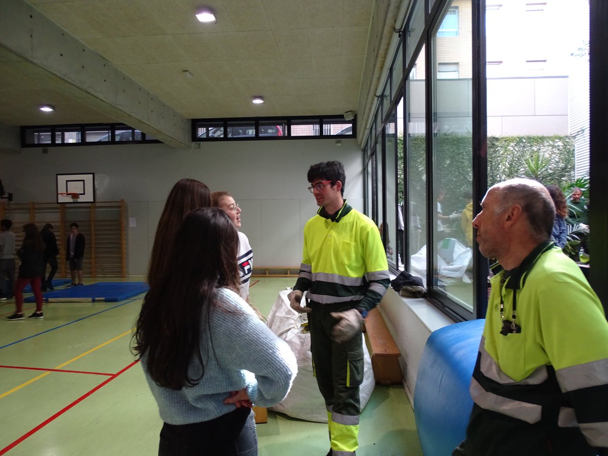 Ins4Cantons's tweet photo. Així de bonic ens ha quedat el pati del soterrani després de la feina feta pels alumnes del #BRC4ESO i els treballadors amb discapacitat intel·lectual de #TEBVerd @TEBcooperativa.
Conèixer-nos per comprendre'ns!!! https://t.co/sWWkT4g7iK