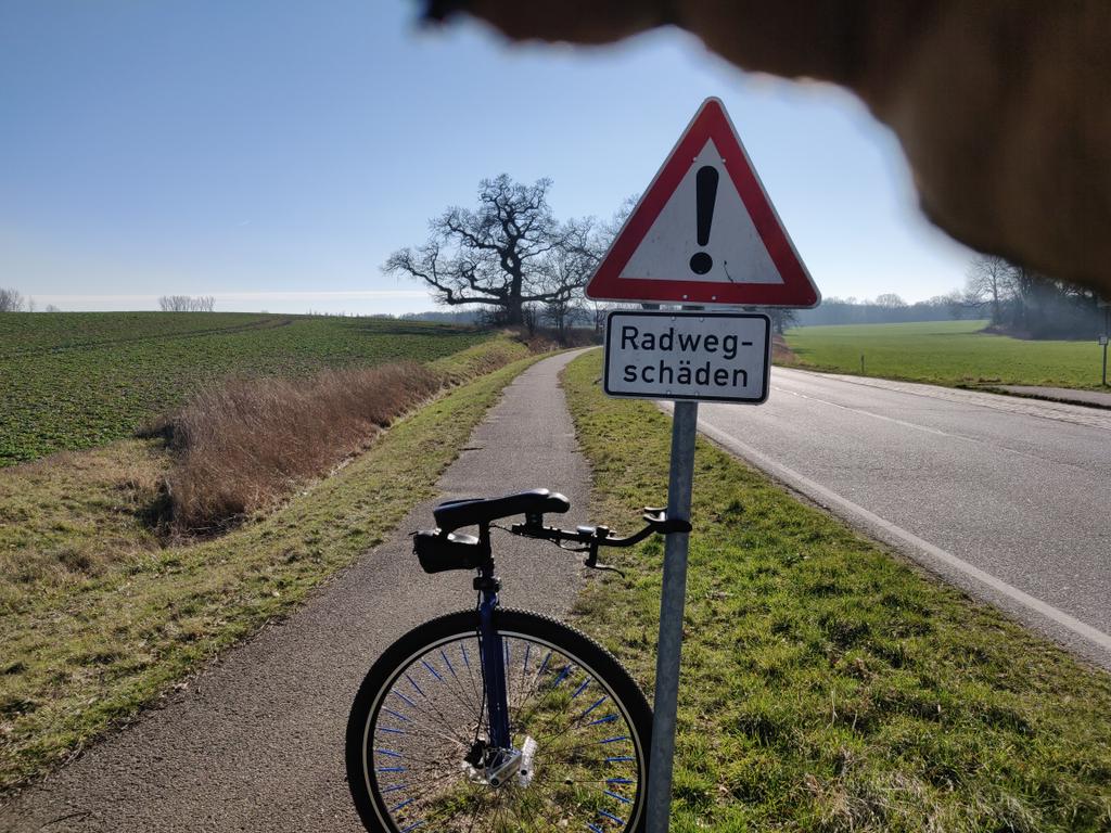 LeikKiel's tweet photo. Das ist es ja wieder mein Lieblingsschild #Radwegschäden 🤮
#unicyclelife #unicling #unicycle #einradfahren #einrad #municycling #muni #keinfahrrad https://t.co/SYlFHmVi22