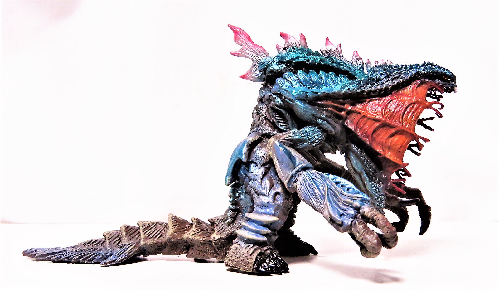 さるタジラ 特撮大百科 宇宙怪獣オルガ フェイズ 以前のフェイズ からの流用もあるようですが 塗装済み完成品としての立体化はこれが初ではないでしょうか 頭部からのディテールも１よりも鱗のような質感になり ゴジラ化しているのを感じます