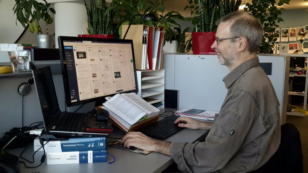 Unser twitternaut und social media experte #iris2019 am werk! Herzlichen dank an <a href="/cwachter57/">cwachter57</a> für die super umsetzung und unterstützung! Bin froh hast du nicht die iris tagungsbände als bildschirm unterlage genommen:-)))) danke! <a href="/ri_symposion/">IRI§25, 19.-22.02.25, Wien und HYBRID</a> <a href="/ErchSchw/">Erich Schweighofer</a>