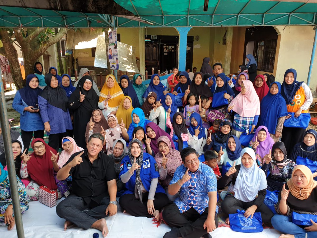 Kalau yang ini, menemani adikku tercinta <a href="/JaneSha_111/">Jane Shalimar 🇲🇨🇵🇸</a> bersosialisasi di Beji Depok, bersama @iSuryanagara20.

Jgn salah paham dengan  acungan 1 jari kami, karena No. Urut kami bertiga adl No. Urut 1 😁

#LatePost
#RakyatRinduPemimpinJujur 
#PokoknyaPrabowoSandi 
#DemokratS14P