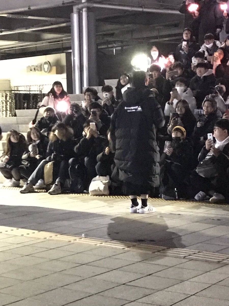 bomi decided to go out and meet the fans at midnight to thank them for coming to the pre-recording despite the freezing weather   https://twitter.com/ediblemomo/status/1076872796574109696?s=21