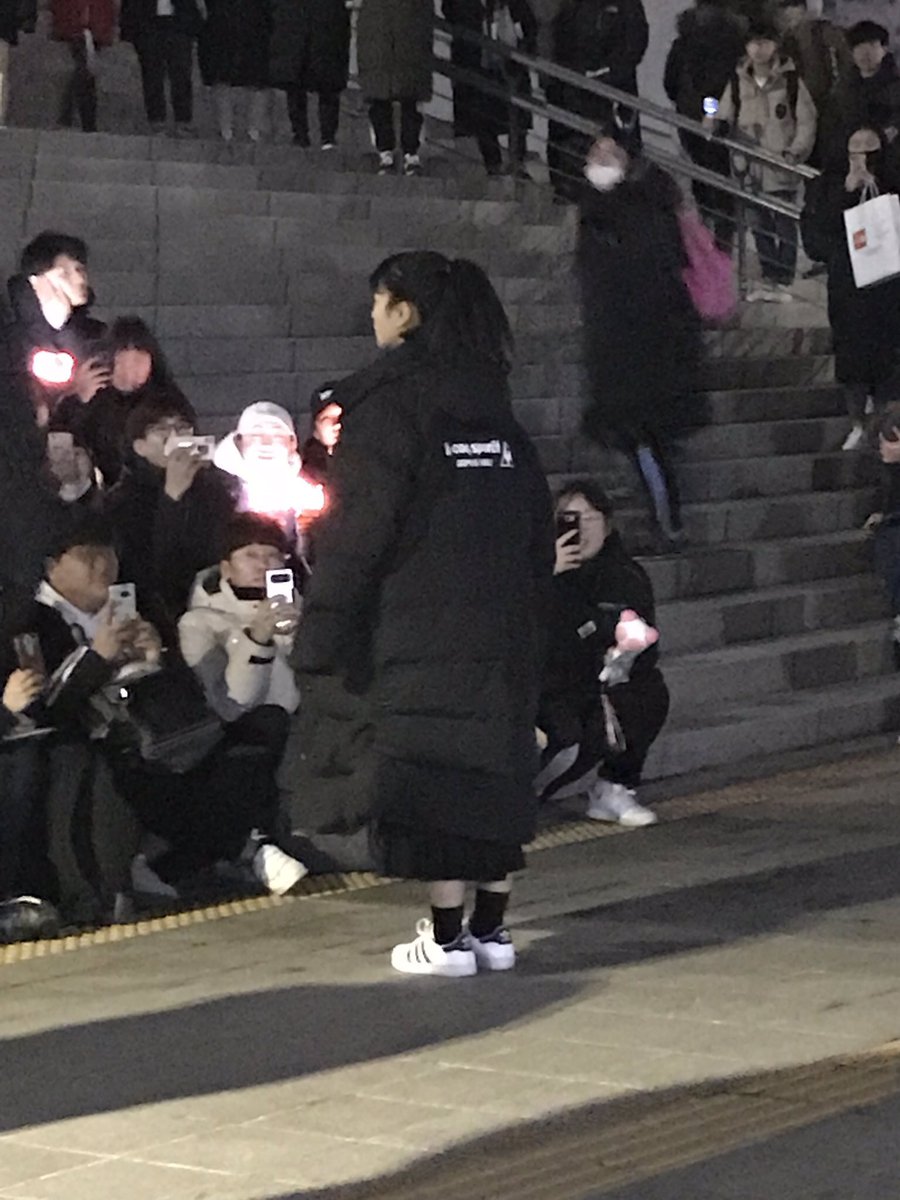 bomi decided to go out and meet the fans at midnight to thank them for coming to the pre-recording despite the freezing weather   https://twitter.com/ediblemomo/status/1076872796574109696?s=21