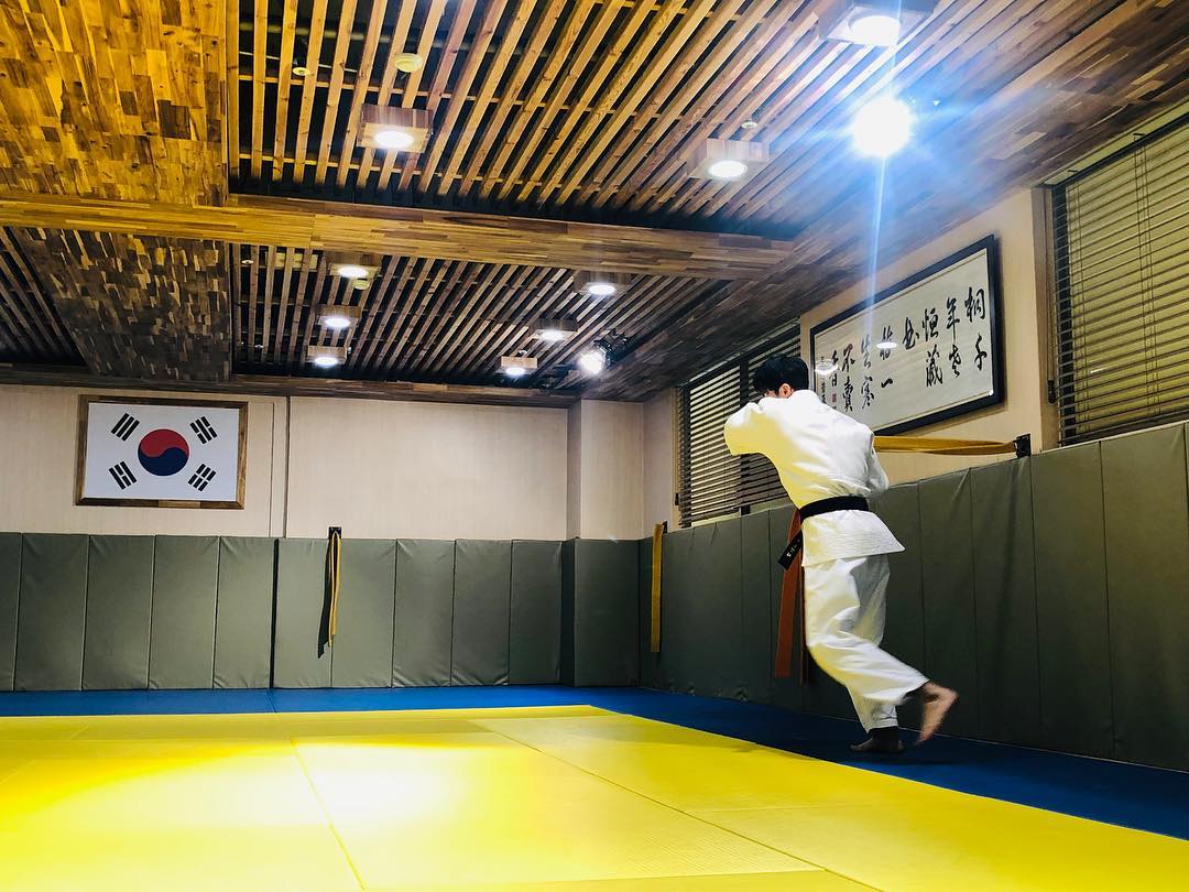 D0KBqV4U0AEoLAW.jpg:large