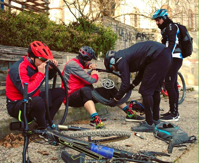 mtbhardtailers's tweet photo. one flat tire, four men! 😝💪🏻

#hardtailers #mtb #mountainbiking #bikeadventures #sundayride #grouphelp #flattirr #lagyna #thessaloniki #greece https://t.co/pqHktCtNOp